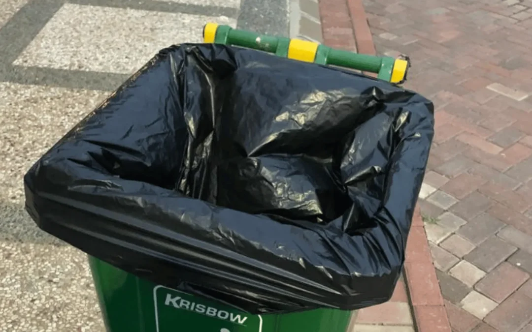 penggunaaan kantong plastik sampah hitam